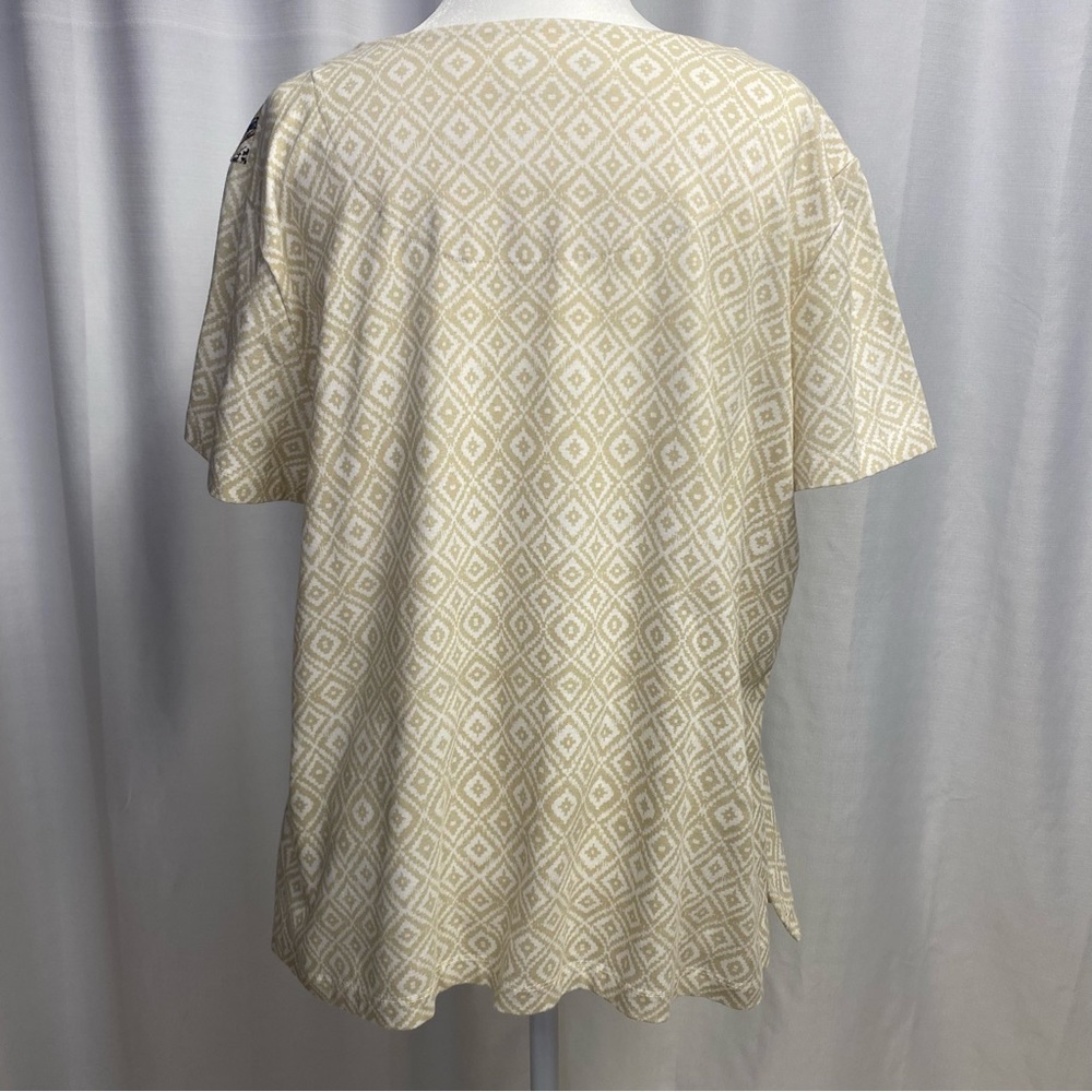 Alfred Dunner Petite Large short sleeve-shirt with design on front - Picture 5 of 8